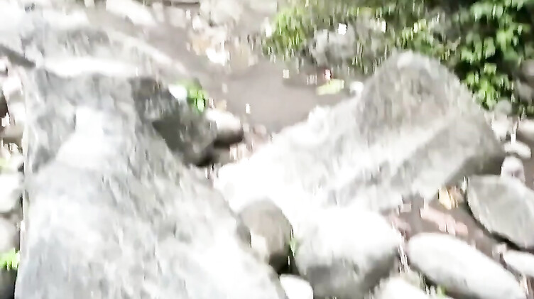 Девушка в купальнике отдыхая на море дрочит под водой член бойфренда