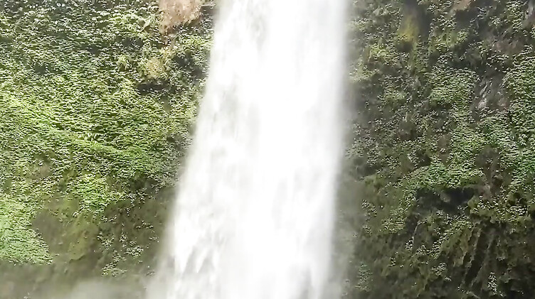 Девушка в купальнике отдыхая на море дрочит под водой член бойфренда