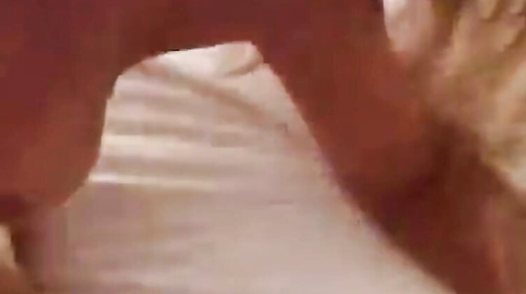 Фанат трахает нимфоманку Монику Фокс в анал в домашнем порно