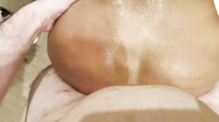 ШОК контент: сквиртит от ебли с вывернутым наружу очком