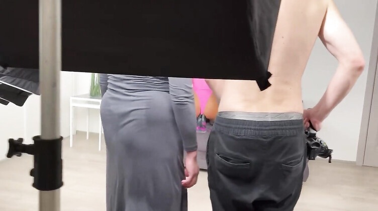 За кадром! Монструозный дилдо выворачивает очко Моники Фокс