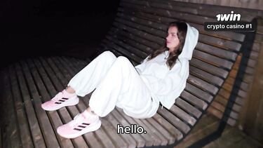 Согревает еблей замужнюю девчонку на базе отдыха