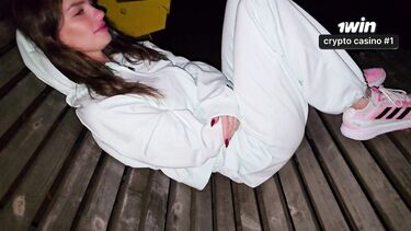 Согревает еблей замужнюю девчонку на базе отдыха