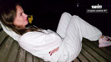 Согревает еблей замужнюю девчонку на базе отдыха