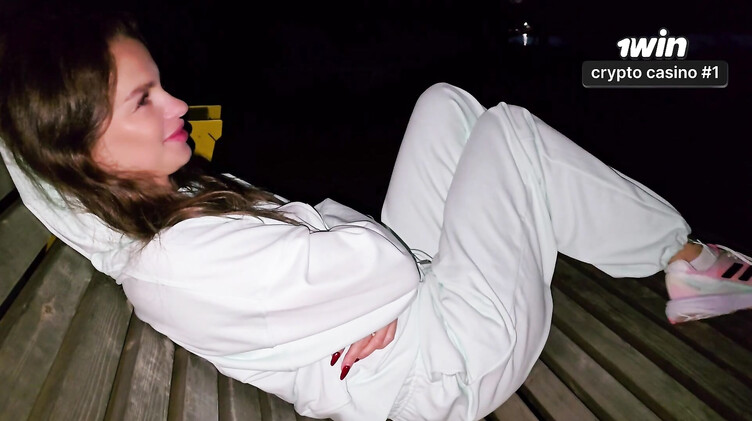 Согревает еблей замужнюю девчонку на базе отдыха