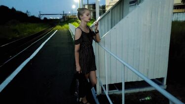 Трах на перроне с незнакомкой в ожидании поезда