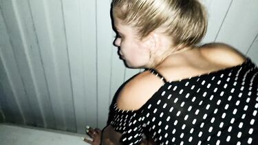 Трах на перроне с незнакомкой в ожидании поезда