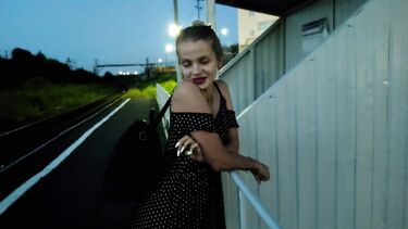 Трах на перроне с незнакомкой в ожидании поезда