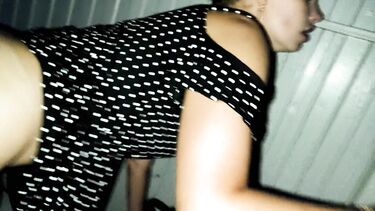 Трах на перроне с незнакомкой в ожидании поезда