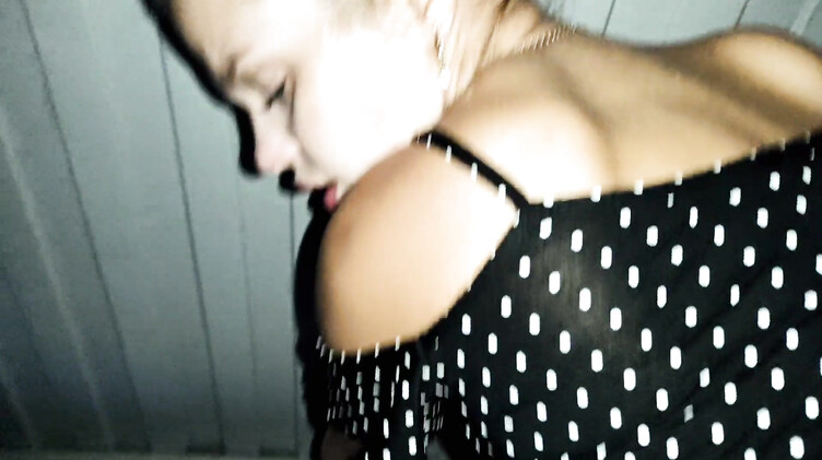 Трах на перроне с незнакомкой в ожидании поезда