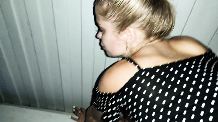 Трах на перроне с незнакомкой в ожидании поезда