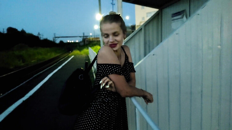 Трах на перроне с незнакомкой в ожидании поезда