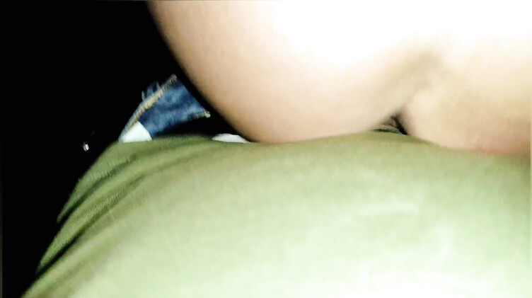 Трах на перроне с незнакомкой в ожидании поезда