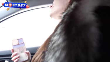 Незнакомка сосет пикаперу в машине и трахается дома