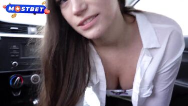 Незнакомка сосет пикаперу в машине и трахается дома