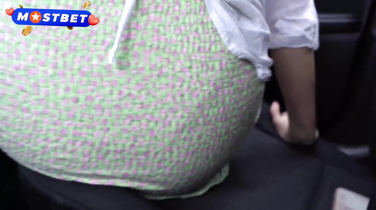 Незнакомка сосет пикаперу в машине и трахается дома