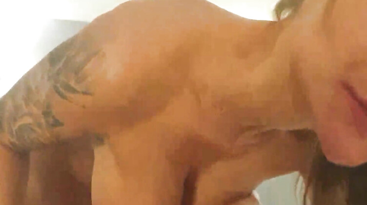 Нассал в рот Монике Фокс и довел до сквирта