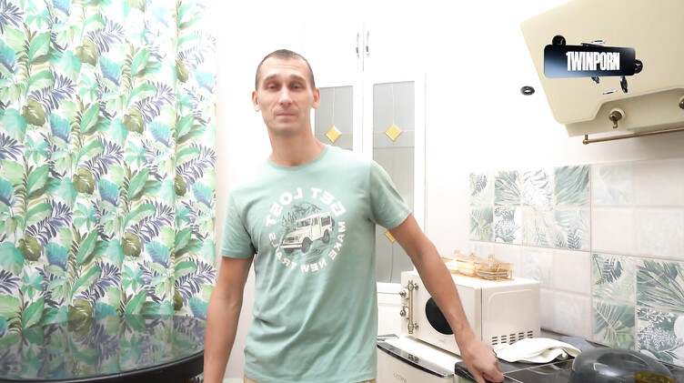 Мужик уломал лучшего друга вместе трахнуть его худую жену Katty West