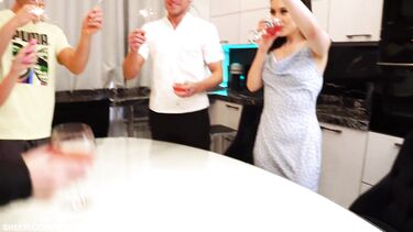 NASHIDNI: Русские порно звезды трахаются вшестером на новогодней вечеринке