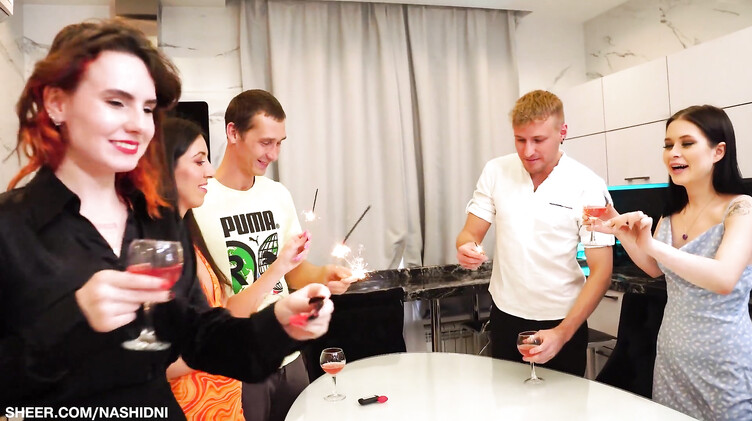 Русские порно звезды трахаются вшестером на новогодней вечеринке