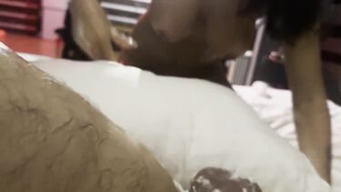 Вывернул очко рукой и нассал на выебанную суку