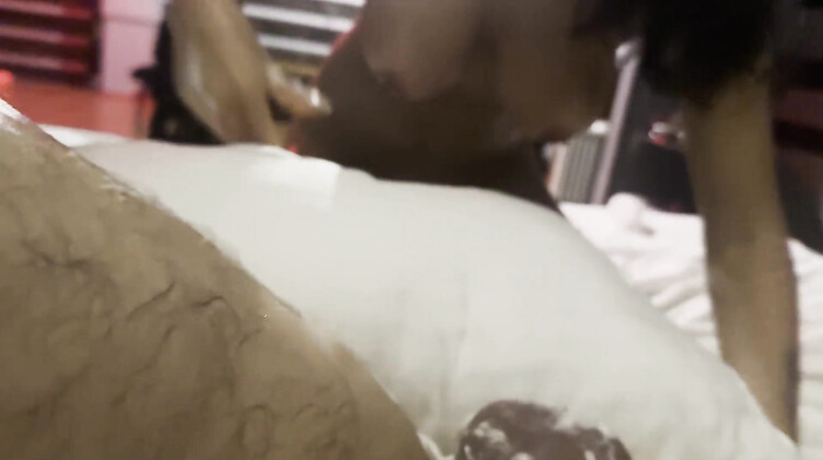 Нимфоманка: Вывернул очко рукой и нассал на выебанную суку