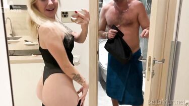 Татуированная слюняво отсосала и дала в догги