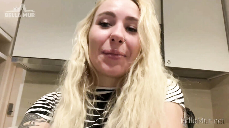 Татуированная слюняво отсосала и дала в догги