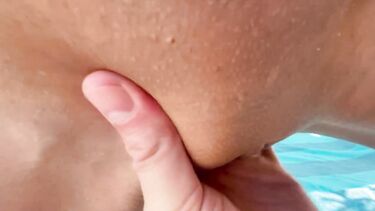 Загорелая Моника Фокс трахается на городском пляже