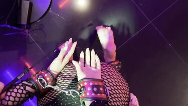 Моника Фокс в наручниках прошла через жесткий анальный секс и золотой дождь