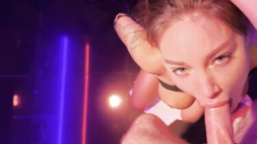 Моника Фокс в наручниках прошла через жесткий анальный секс и золотой дождь