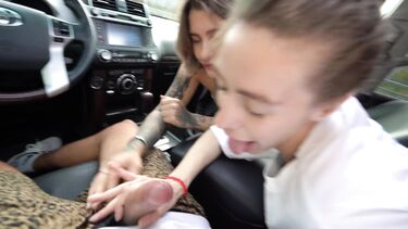 Рискованный секс втроем в машине с продолжение на большой кровати