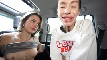 Рискованный секс втроем в машине с продолжение на большой кровати