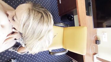 Моника Фокс потекла от пальца в попе и была выебана