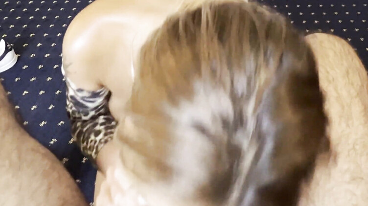 Моника Фокс потекла от пальца в попе и была выебана