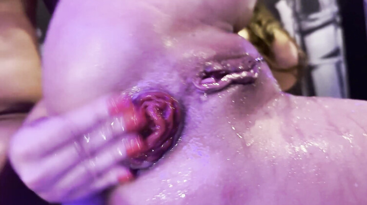 Анальная дыра: Анальная розочка Моники Фокс торчит наружу после жесткой ебли в жопу