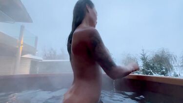 Моника Фокс сосет хуй зимой в горячем чане