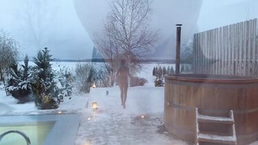 Загорелые: Моника Фокс сосет хуй зимой в горячем чане