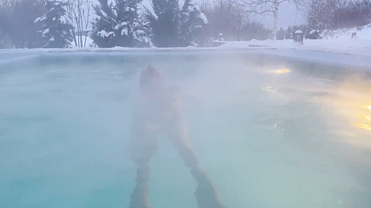 Моника Фокс сосет хуй зимой в горячем чане