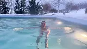 обнаженной купается в бассейне зимой