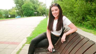 Отсосала в парке и проглотила сперму старого знакомого