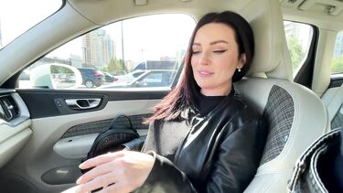 Пассажирка сосет хуй с проглотом спермы на заднем сидении машины