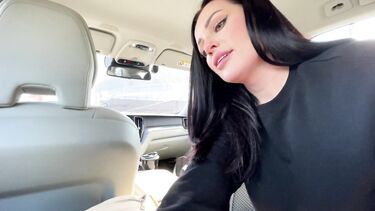 Пассажирка сосет хуй с проглотом спермы на заднем сидении машины