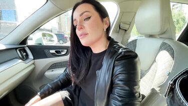 Пассажирка сосет хуй с проглотом спермы на заднем сидении машины