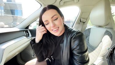 Пассажирка сосет хуй с проглотом спермы на заднем сидении машины