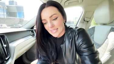 Глотает сперму: Пассажирка сосет хуй с проглотом спермы на заднем сидении машины