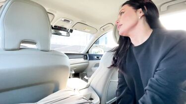 Пассажирка сосет хуй с проглотом спермы на заднем сидении машины