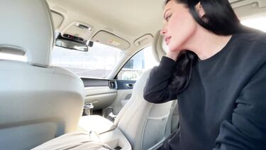 Пассажирка сосет хуй с проглотом спермы на заднем сидении машины