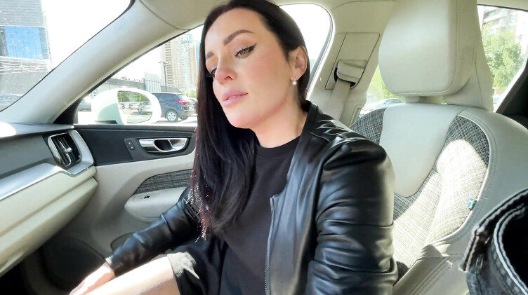 Пассажирка сосет хуй с проглотом спермы на заднем сидении машины