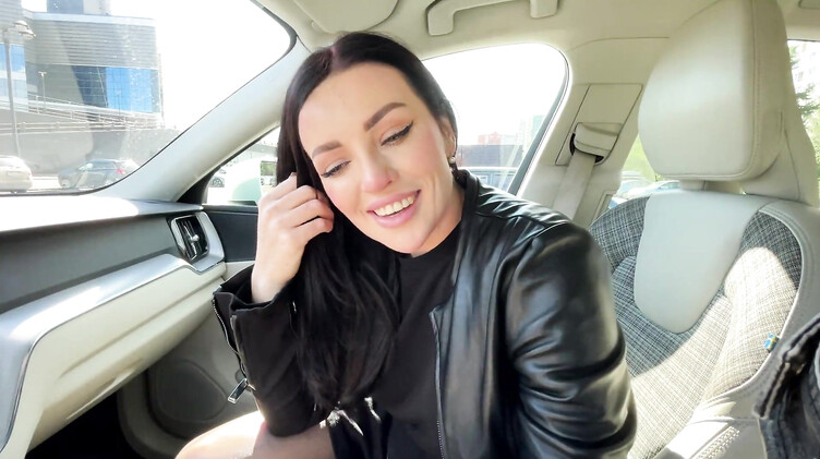 Пассажирка сосет хуй с проглотом спермы на заднем сидении машины